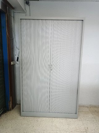 Armario metálico gris con puerta corredera