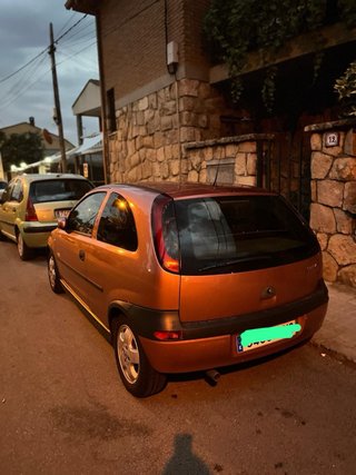 Opel Corsa 2001 175.500km con pegatina B