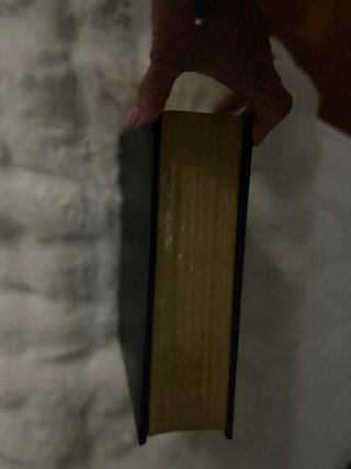 Biblia Negra con Símbolo Rojo