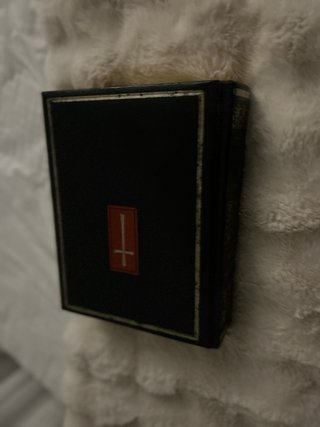 Biblia Negra con Símbolo Rojo