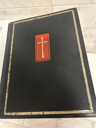 Biblia Negra con Símbolo Rojo