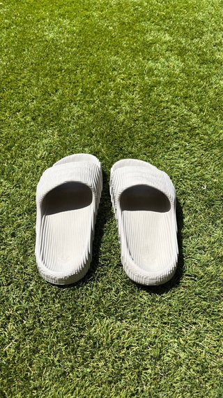 Adidas Adilette 22 Talla 41 Gris