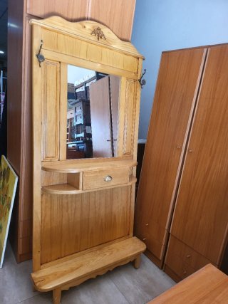Mueble de entrada de madera con espejo