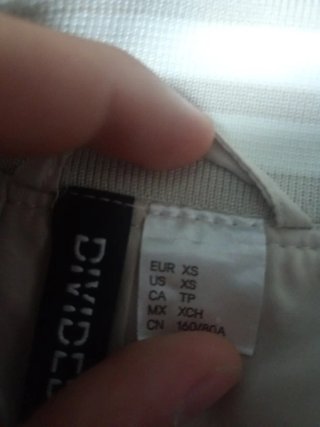 Cazadora H&M entretiempo beige y blanco