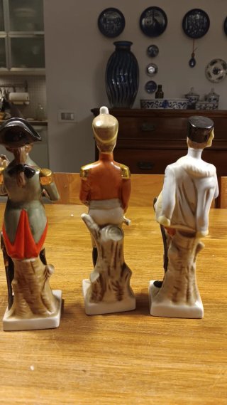 Statuine militari in porcellana