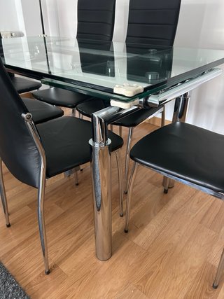 Mesa cristal y 6 sillas comedor negras de regalo