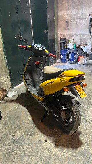 Malaguti Phantom F12 Scooter Amarillo
