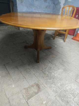 Mesa de comedor redonda de madera