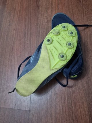 Zapatillas de clavos azules.