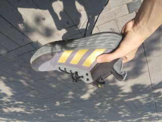 Zapatillas Adidas Grises y Doradas