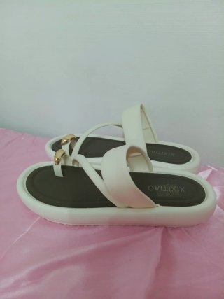 Sandalias Beige con Detalle Dorado