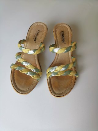 Sandalias destalonadas de cuña 35