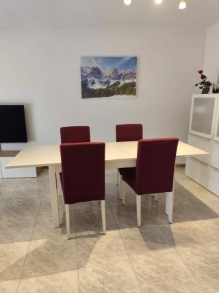 Mesa y 4 sillas comedor