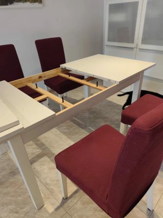 Mesa y 4 sillas comedor