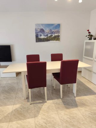 Mesa y 4 sillas comedor