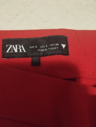 Pantalones ZARA tobilleros rojos