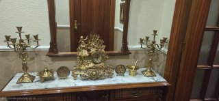 Candelabros, reloj y otros accesorios de bronce