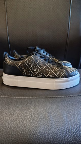 Zapatillas Guess negras con tachuelas doradas