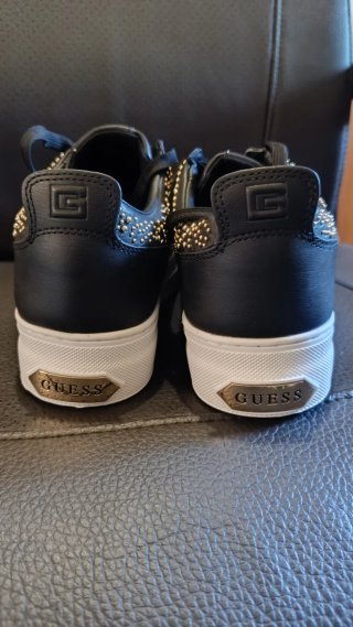 Zapatillas Guess negras con tachuelas doradas