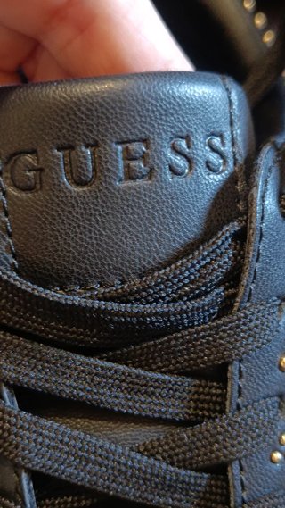 Zapatillas Guess negras con tachuelas doradas