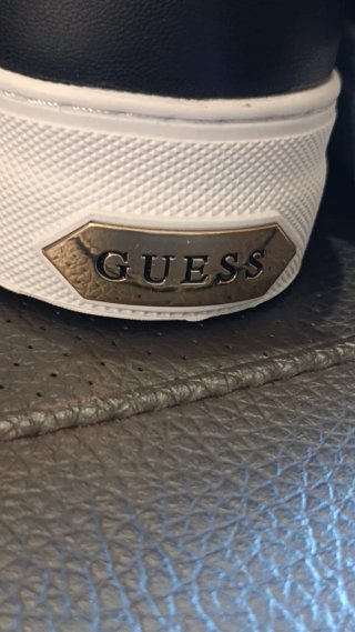 Zapatillas Guess negras con tachuelas doradas