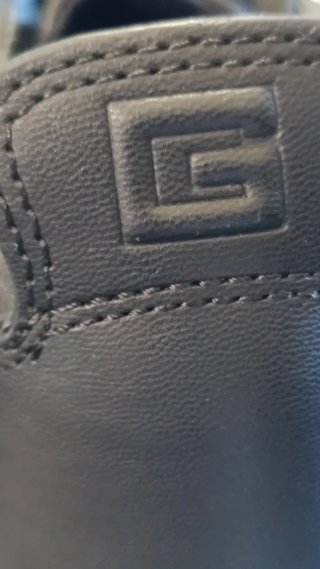 Zapatillas Guess negras con tachuelas doradas