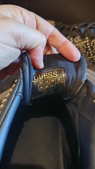 Zapatillas Guess negras con tachuelas doradas