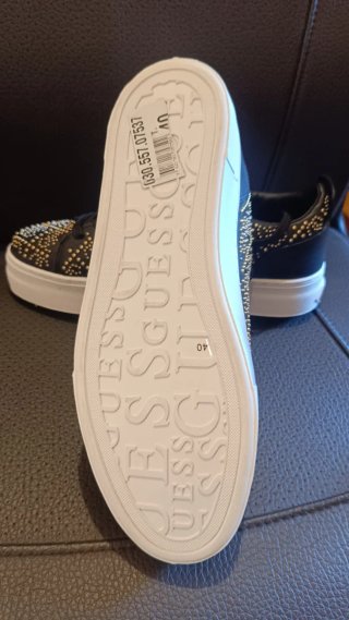 Zapatillas Guess negras con tachuelas doradas