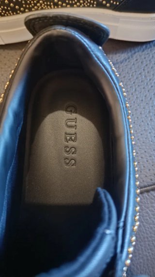 Zapatillas Guess negras con tachuelas doradas