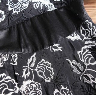 Nuevo Vestido negro con bordado floral T. S