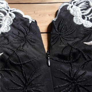 Nuevo Vestido negro con bordado floral T. S