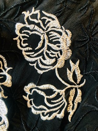 Nuevo Vestido negro con bordado floral T. S