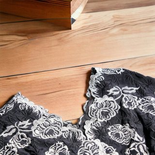 Nuevo Vestido negro con bordado floral T. S