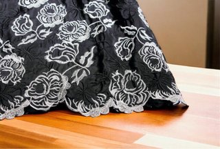 Nuevo Vestido negro con bordado floral T. S