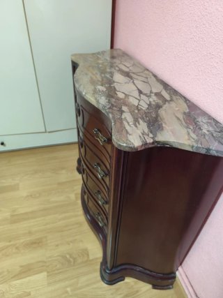 Cómoda antigua de madera con mármol