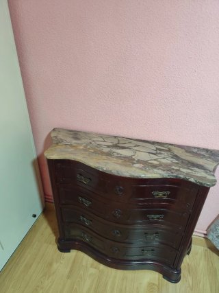 Cómoda antigua de madera con mármol