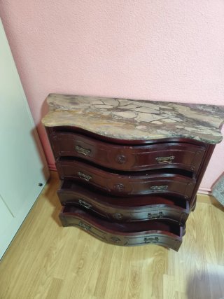 Cómoda antigua de madera con mármol