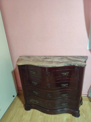 Cómoda antigua de madera con mármol