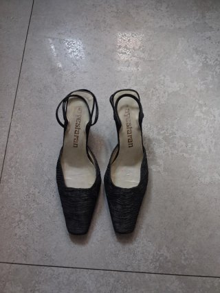 Sandalias de piel blancas BALLCO, y negras AYESTAR