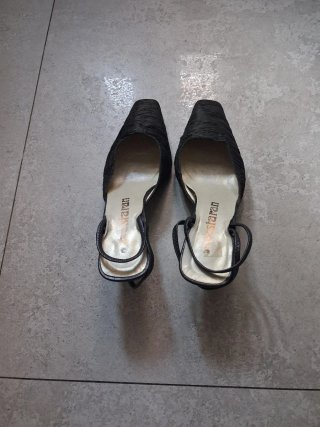 Sandalias de piel blancas BALLCO, y negras AYESTAR