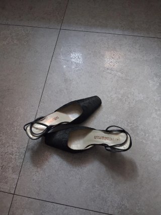 Sandalias de piel blancas BALLCO, y negras AYESTAR