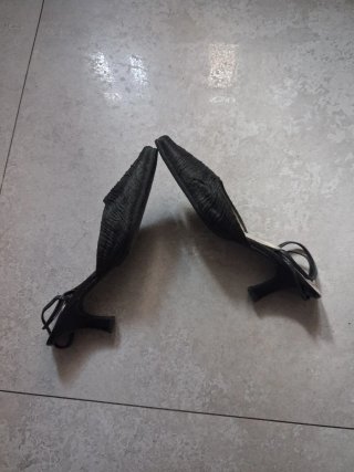 Sandalias de piel blancas BALLCO, y negras AYESTAR