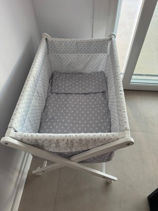 Minicuna blanca y gris con estrellas
