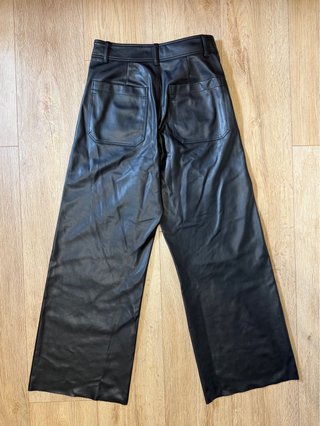 Pantalón Zara de piel negro