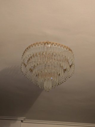 Lámpara de cristal dorada y transparente