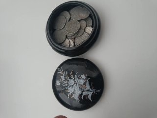 Lote de monedas antiguas con caja ceramica