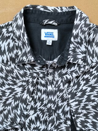 Camisa Vans Manga Corta Rayos Geométrica B&W