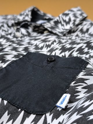 Camisa Vans Manga Corta Rayos Geométrica B&W