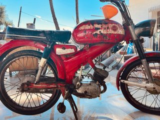 Derbi Moped Roja y Blanca para Restaurar