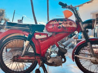 Derbi Moped Roja y Blanca para Restaurar
